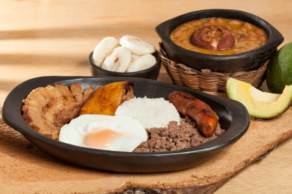 Bandeja Paisa Tradicional Colombiana - Imagen 2